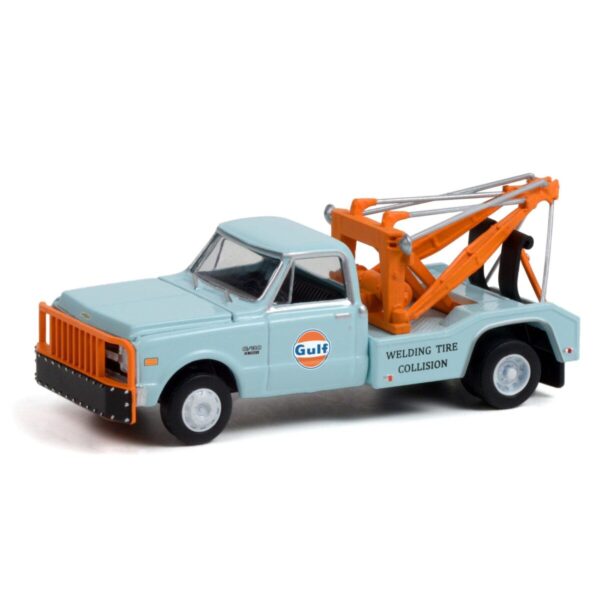 Greenlight Chevrolet C30 1969 Dually Wrecker Gulf Oil 1/64 Scale 30275