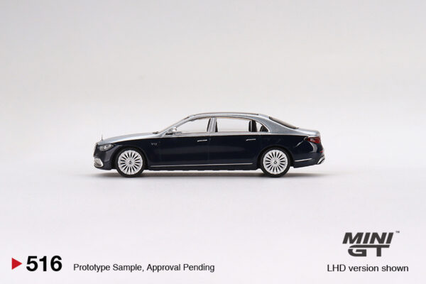 Mini GT Mercedes-Maybach S680 Cirrus Silver / Nautical Blue Metallic