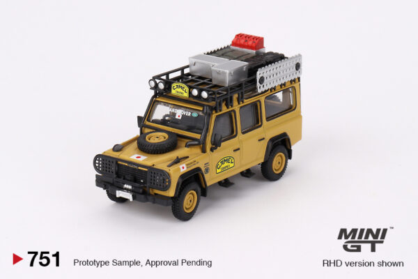 751.1 Mini GT 1/64 Land Rover Defender 110 1989 Camel Trophy Amazon Team Japan MGT00751