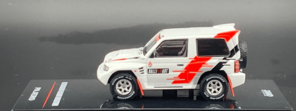 İNNO64 Mitsubishi Pajero Evolution RalliArt White