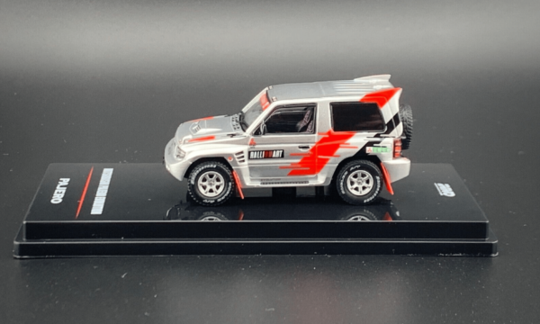 İNNO64 Mitsubishi Pajero Evolution RalliArt Silver